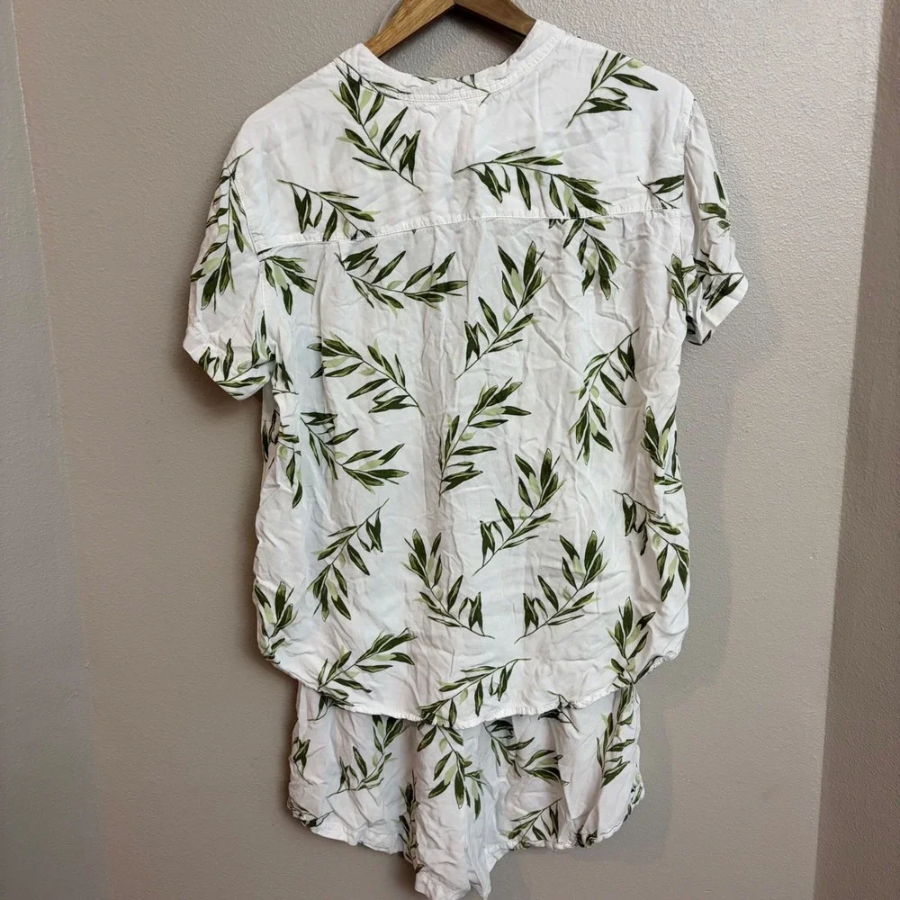 Piyama Pajama Set Size M Green Olive Leaf Print Button Down Shirt Shorts Lounge
